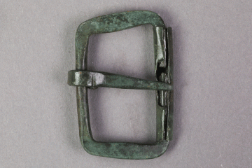 Schnalle aus Buntmetall (Messing?) vom Gotthardsberg, Unterfranken, um 1400, Fd.-Nr. 0313, H. 3,28 cm, Br. 2,15 cm
