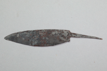 Messer aus Eisen vom Gotthardsberg, Unterfranken, 13. Jahrhundert, Fd.-Nr. 0321, H. 2,30 cm, Br. 13,36 cm