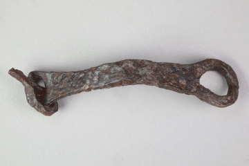Zaumzeug aus Eisen vom Gotthardsberg, Unterfranken, 11. Jahrhundert, Fd.-Nr. 0326, H. 3,4 cm, Br. 15,3 cm
