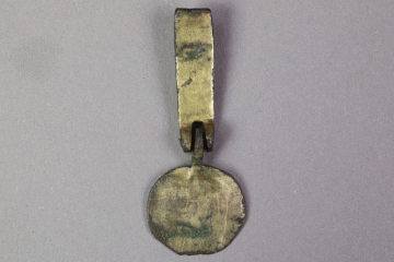Zaumzeugbesatz aus Buntmetall (Messing?) vom Gotthardsberg, Unterfranken, 14. Jahrhundert, Fd.-Nr. 0335, H. 5,40 cm, Br. 2,20 cm