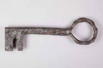 Schlüssel aus Eisen vom Gotthardsberg, Unterfranken, 14. Jahrhundert, Fd.-Nr. 0371, H. 6,2 cm, Br. 16,9 cm
