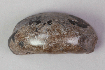 Glättstein aus Glas vom Gotthardsberg, Unterfranken, 11. Jahrhundert, Fd.-Nr. 0386, H. 3,55 cm, Br. 6,90 cm