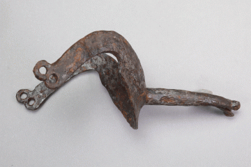 Spor aus Eisen vom Gotthardsberg, Unterfranken, um 1350, Fd.-Nr. 0408, H. 4,32 cm, Br. 13,43 cm