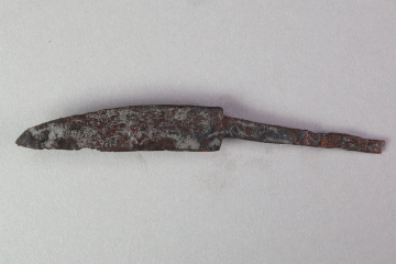 Messer aus Eisen vom Gotthardsberg, Unterfranken, erste Hälfte 14. Jahrhundert, Fd.-Nr. 0409, H. 1,77 cm, Br. 11,91 cm