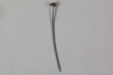 Nadel aus Buntmetall (Messing?) vom Gotthardsberg, Unterfranken, 1. Hälfte 14. Jahrhundert, Fd.-Nr. 0446, H. 4,6 cm, Br. 0,4 cm