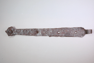 Scharnier aus Eisen vom Gotthardsberg, Unterfranken, 1. Hälfte 16. Jahrhundert, Fd.-Nr. 0468, H. 4,0 cm, Br. 40,5 cm