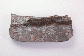 Spatenschuh aus Eisen vom Gotthardsberg, Unterfranken, Anfang 15. Jahrhundert, Fd.-Nr. 0470, H. 4,98 cm, Br. 12,53 cm