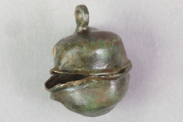 Glöckchen aus Buntmetall (Messing?) vom Gotthardsberg, Unterfranken, 15. Jahrhundert, Fd.-Nr. 0535, H. 2,48 cm, Br. 2,11 cm