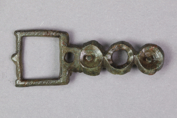 Schnalle aus Buntmetall (Messing?) vom Gotthardsberg, Unterfranken, 15. Jahrhundert, Fd.-Nr. 0539, H. 1,99 cm, Br.5,28 cm