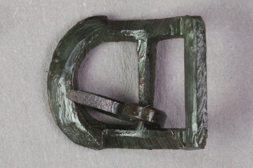 Schnalle aus Buntmetall (Messing?) vom Gotthardsberg, Unterfranken, 15. Jahrhundert, Fd.-Nr. 0558, H. 1,45 cm, Br. 1,81 cm