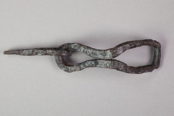 Scharnier aus Eisen vom Gotthardsberg, Unterfranken, 14. Jahrhundert, Fd.-Nr. 0560, H. 9,45 cm, Br. 3,19 cm
