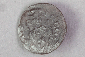 Silbermünze vom Gotthardsberg, Unterfranken, 11. Jahrhundert, Fd.-Nr. 0562, H. 1,31 cm, Br. 1,35 cm