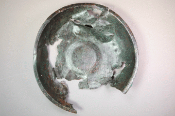 Fragmente einer Schale aus Buntmetall (Messing?) vom Gotthardsberg, Unterfranken, 11. Jahrhundert, Fd.-Nr. 0563, H. 4,67 cm, Br. 29,20 cm