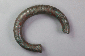 Armreif aus Bronze vom Gotthardsberg, Unterfranken, vorgeschichtlich, Fd.-Nr. 0579, H. 7,20 cm, Br. 8,30 cm