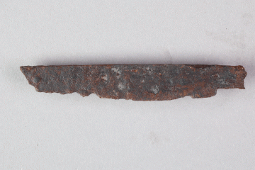 Messer aus Eisen vom Gotthardsberg, Unterfranken, 14. Jahrhundert, Fd.-Nr. 0588, H. 1,4 cm, Br. 8,4 cm