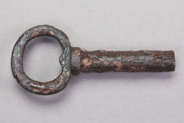 Schlüssel aus Eisen vom Gotthardsberg, Unterfranken, 15. Jahrhundert, Fd.-Nr. 0620, H. 2,60 cm, Br. 6,05 cm