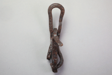 Scharnier aus Eisen vom Gotthardsberg, Unterfranken, 14. Jahrhundert, Fd.-Nr. 0640, H. 12,4 cm, Br. 2,9 cm
