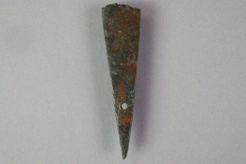 Fuß eines Vortragekreuzes aus Bronze vom Gotthardsberg, Unterfranken, 11. Jahrhundert, Fd.-Nr. 0642, H. 8,30 cm, Br. 2,11 cm