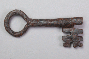 Schlüssel aus Eisen vom Gotthardsberg, Unterfranken, 15. Jahrhundert, Fd.-Nr. 0647, H. 3,98 cm, Br. 8,44 cm