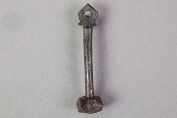 Teil einer Waage aus Buntmetall (Messing?) vom Gotthardsberg, Unterfranken, 11. Jahrhundert, Fd.-Nr. 0673, H. 5,10 cm, Br.1,20 cm