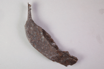 Spatenschuh aus Eisen vom Gotthardsberg, Unterfranken, 14. Jahrhundert, Fd.-Nr. 0678, H. 14,44 cm, Br. 3,90 cm