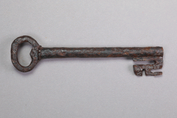 Schlüssel aus Eisen vom Gotthardsberg, Unterfranken, erste Hälfte 16. Jahrhundert, Fd.-Nr. 0683, H. 2,68 cm, Br. 11,10 cm