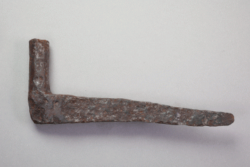 Haken aus Eisen vom Gotthardsberg, Unterfranken, erste Hälfte 16. Jahrhundert, Fd.-Nr. 0684, H. 6,71 cm, Br. 15,51 cm