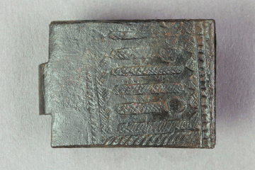 Buchschließe aus Buntmetall (Messing?) vom Gotthardsberg, Unterfranken, 14. Jahrhundert, Fd.-Nr. 1016, H. 1,90 cm, Br. 2,80 cm