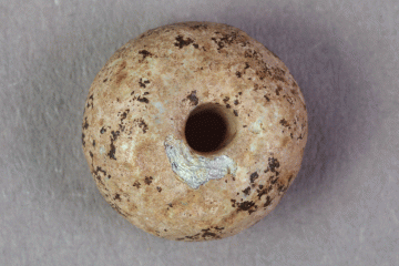 Perle aus Glas vom Gotthardsberg, Unterfranken, 12. Jahrhundert, Fd.-Nr. 1018, H. 1,3 cm, Br. 1,3 cm