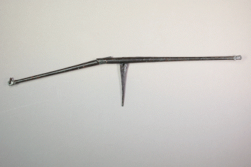 Teil einer Waage aus Buntmetall (Messing?) vom Gotthardsberg, Unterfranken, 11. Jahrhundert, Fd.-Nr. 1023, H. 8,1 cm, Br. 38,0 cm