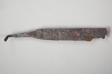 Messer aus Eisen vom Gotthardsberg, Unterfranken, 14. Jahrhundert, Fd.-Nr. 1035, H. 3,30 cm, Br. 21,50 cm