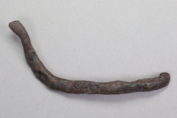Spor aus Eisen vom Gotthardsberg, Unterfranken, 12. Jahrhundert, Fd.-Nr. 1066, H. 8,0 cm, Br. 3,9 cm