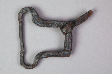 Schnalle aus Eisen vom Gotthardsberg, Unterfranken, 14. Jahrhundert, Fd.-Nr. 1069, H. 6,7 cm, Br. 8,1 cm