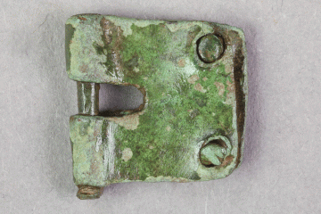 Buchschließe aus Buntmetall (Messing?) vom Gotthardsberg, Unterfranken, 14. Jahrhundert, Fd.-Nr. 1087, H. 1,20 cm, Br. 0,20 cm