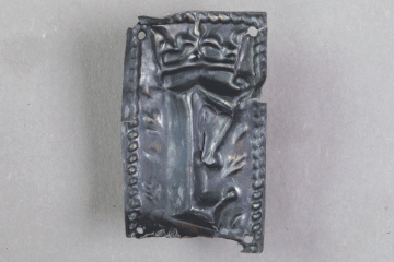 Beschlag aus Buntmetall von der Burg Mömbris, Unterfranken, ca. 1400 , Fd.-Nr. 519, H. 3,2 cm, Br. 1,8 cm