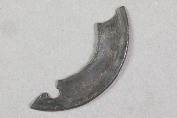 Schnalle aus Buntmetall von der Burg Mömbris, Unterfranken, Anfang 14. Jh., Fd.-Nr. 556, H. 2,8 cm, Br. 2,7 cm