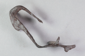 Schuheisen aus Eisen von der Burg Mömbris, Unterfranken, ca. 1400, Fd.-Nr. 418, H. 4,9 cm, Br. 8,3 cm