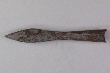 Armbrustbolzen aus Eisen von der Burg Mömbris, Unterfranken, Anfang 14. Jh., Fd.-Nr. 435, H. 1,4 cm, Br. 8,9 cm