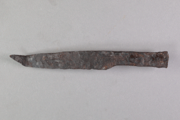 Fragment eines Messers aus Eisen von der Burg Mömbris, Unterfranken, Anfang 14. Jahrhundert, Fd.-Nr. 460, H. 1,5 cm, Br. 12,0 cm
