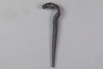 Fragment einer Maultrommel aus Eisen von der Burg Mömbris, Unterfranken, Anfang 14. Jh., Fd.-Nr. 462, H. 6,6 cm, Br. 1,8 cm