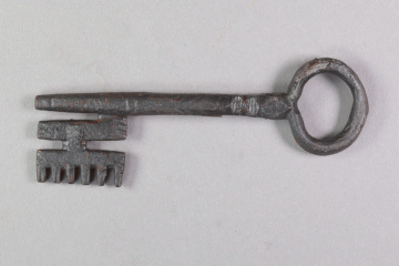 Schlüssel aus Eisen von der Burg Mömbris, Unterfranken, Anfang 14. Jahrhundert, Fd.-Nr. 464, H. 4,4 cm, Br. 10,8 cm