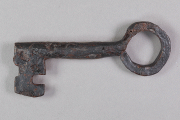 Schlüssel aus Eisen von der Burg Mömbris, Unterfranken, Anfang 14. Jahrhundert, Fd.-Nr. 476, H. 4,3 cm, Br. 8,9 cm