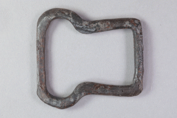 Schnalle aus Eisen von der Burg Mömbris, Unterfranken, Anfang 14. Jahrhundert, Fd.-Nr. 477, H. 6,6 cm, Br. 7,0 cm