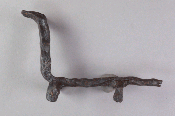 Feuerbock (?) aus Eisen von der Burg Mömbris, Unterfranken, Anfang 14. Jahrhundert, Fd.-Nr. 480, H. 6,6 cm, Br. 10,4 cm