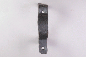 Beschlag aus Eisen von der Burg Mömbris, Unterfranken, Anfang 14. Jh., Fd.-Nr. 482, H. 14,4 cm, Br. 2,6 cm