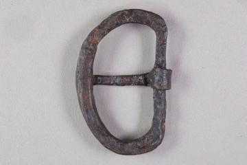 Schnalle aus Eisen von der Burg Mömbris, Unterfranken, Anfang 14. Jahrhundert, Fd.-Nr. 483, H. 6,1 cm, Br. 4,0 cm