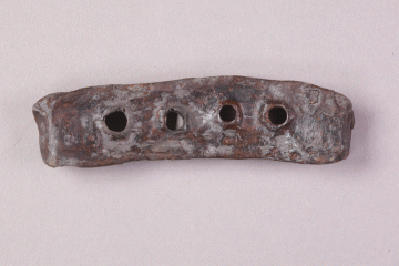 Schuheisen aus Eisen von der Burg Mömbris, Unterfranken, Ende 14. Jahrhundert, Fd.-Nr. 486, H. 1,3 cm, Br. 8,6 cm
