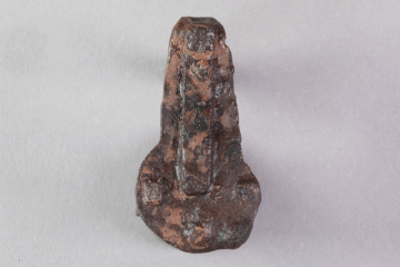 Fragment eines Vorhängeschlosses aus Eisen von der Burg Mömbris, Unterfranken, Ende 14. Jh., Fd.-Nr. 492, H. 4,3 cm, Br. 2,2 cm