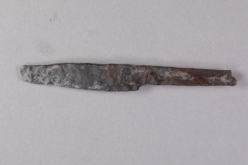 Messer aus Eisen von der Burg Mömbris, Unterfranken, um 1400, Fd.-Nr. 493, H. 1,2 cm, Br. 9,2 cm