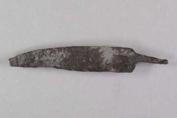 Messer aus Eisen von der Burg Mömbris, Unterfranken, um 1400, Fd.-Nr. 495, H. 1,4 cm, Br. 8,6 cm